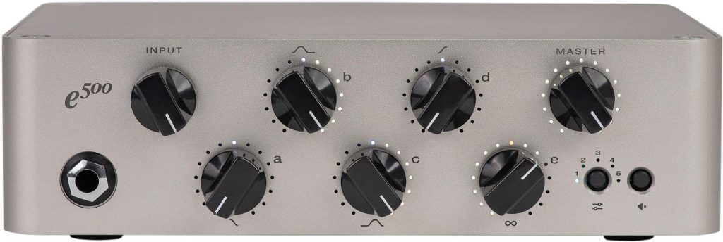 The front panel of the Darkglass Exponent e500 has input gain and master output volume controls, as well knobs with the designations a , b c, d, and e also sit on the front panel too. Illuminated by LED rings so you can see where they